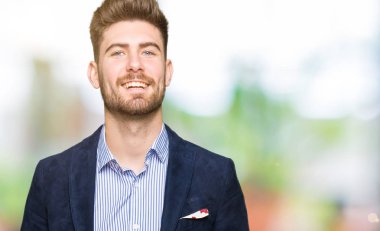 Genç yakışıklı bussines eller topla adamım ve rahat ve neşeli gülümseyen parmak çarpı işareti. Başarı ve iyimser