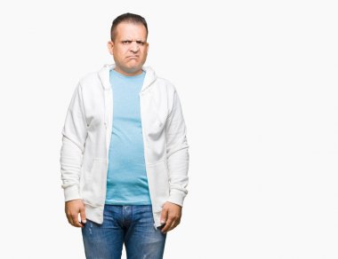 Orta Çağ Arap adam izole arka plan üzerinde Sweatshirt giyiyor depresyona ve endişe, öfkeli ve korkuyor ağlama. Üzücü ifade.