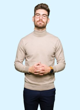 Gözlüklü eller birlikte genç yakışıklı iş adamı ve parmakları rahat ve neşeli gülümseyen geçti. Başarı ve iyimser