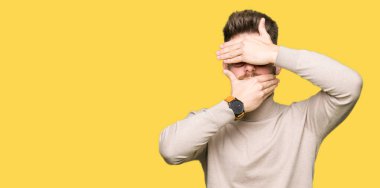 Genç yakışıklı iş adamı giyen gözlük kapsayan gözler ve ağız el ile şaşırttı ve şok. Duygu gizleme