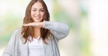 Artı boyutu genç kadın güzel kış ceket üzerinde arka plan eller eller büyük gösterilen ve büyük boy işareti, ölçü birimi sembolü ile izole. Kameraya bakarak gülümsüyordu. Ölçüm kavramı.