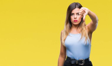 Genç güzel şık iş kadını mutsuz ve kızgın ret gösterilen ve başparmak aşağı hareketi ile negatif seyir izole arka plan üzerinde. Kötü ifade.