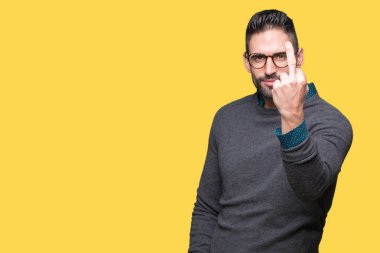 İzole arka plan gösteren orta parmak, kaba ve kaba siktir git ifade üzerinde gözlük yakışıklı genç adam