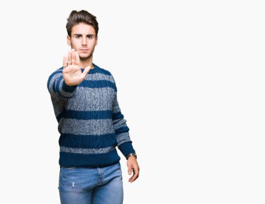 Yakışıklı delikanlı dur yapıyor izole arka plan üzerinde şarkı elin avuç ile. Negatif ve ciddi bir jest yüz ifadesiyle uyarı.