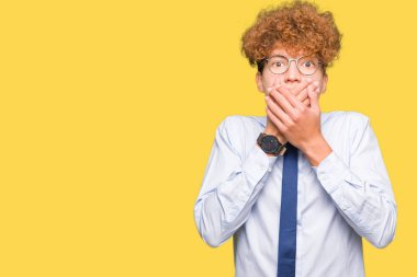 Genç yakışıklı iş adamı ile ağız hata için elleriyle kapsayan şok gözlüklü afro. Gizli kavramı.