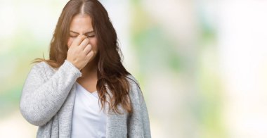 Artı boyutu genç kadın güzel giyen kış ceket izole arka plan üzerinde sürtünme burun ve göz yorgunluğu ve baş ağrısı duygu yorgun. Stres ve hayal kırıklığı kavramı.