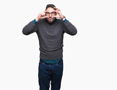 Parmaklarıyla, Uykulu ve sabah yorgunluk için yorgun gözlerini açmaya çalışırken izole arka plan üzerinde gözlük takan genç yakışıklı adam