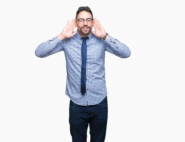 年轻的商人戴着眼镜在孤立的背景试图听到双手对耳朵的手势 好奇八卦 听力问题 — 图库照片