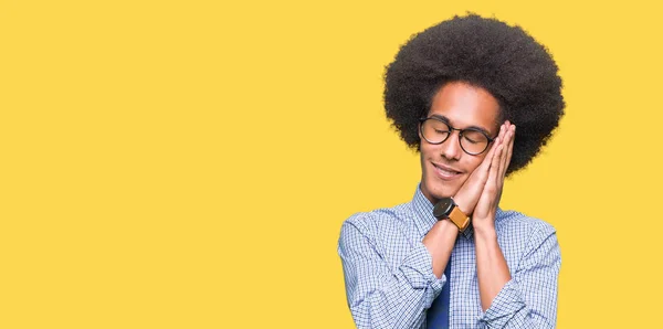 Joven Hombre Negocios Afroamericano Con Cabello Afro Usando Gafas Durmiendo —  Fotos de Stock