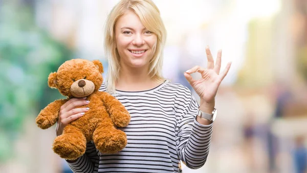 Joven Hermosa Mujer Rubia Sosteniendo Peluche Oso Peluche Sobre Fondo —  Fotos de Stock