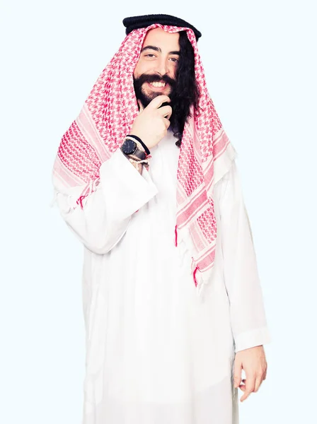 Arabian Affärsman Med Långt Hår Bär Traditionella Huvudbonaden Scarf Ser — Stockfoto