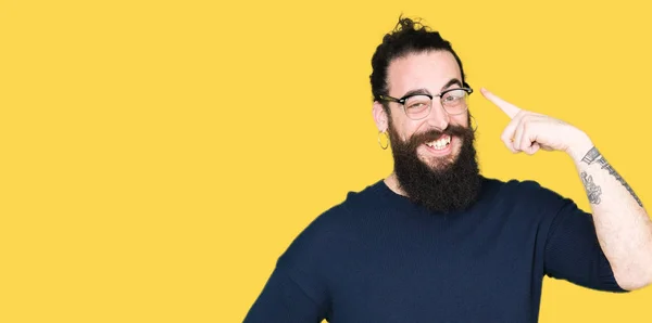 Homem Jovem Hipster Com Cabelos Longos Barba Usando Óculos Sorrindo — Fotografia de Stock