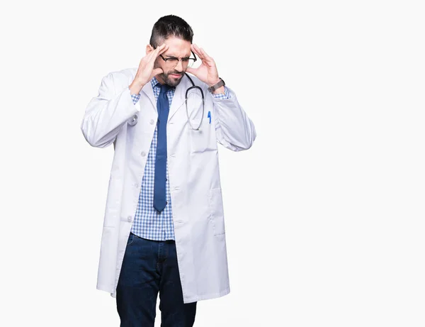 Guapo Joven Doctor Hombre Sobre Fondo Aislado Con Mano Cabeza — Foto de Stock