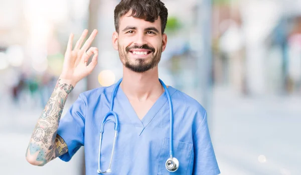 잘생긴 손가락으로 사인을 긍정적인 미소를 유니폼을 간호사 성공적인 — 스톡 사진