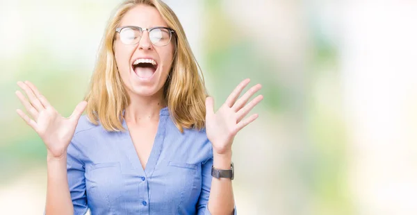 Hermosa Joven Mujer Negocios Sobre Fondo Aislado Celebrando Loco Loco — Foto de Stock