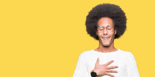 Joven Afroamericano Con Pelo Afro Usando Gafas Sonriendo Riendo Voz —  Fotos de Stock