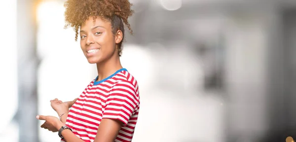 Hermosa Joven Afroamericana Sobre Fondo Aislado Invitando Entrar Sonriente Natural — Foto de Stock