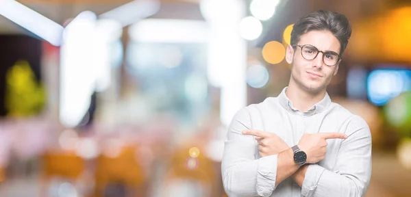 Mladý Pohledný Muž Nosí Brýle Nad Izolované Pozadí Pointing Neshodnou — Stock fotografie