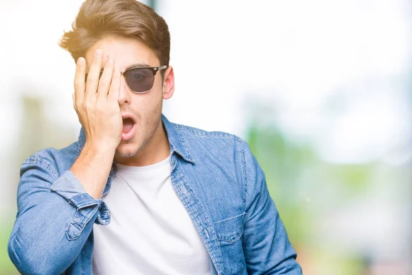 Junger Gutaussehender Mann Mit Sonnenbrille Über Isoliertem Hintergrund Gähnt Müde — Stockfoto