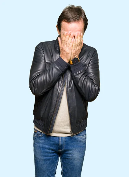 Μέση Ηλικία Όμορφος Άνδρας Φορώντας Μαύρο Δερμάτινο Σακάκι Θλιβερή Έκφραση — Φωτογραφία Αρχείου