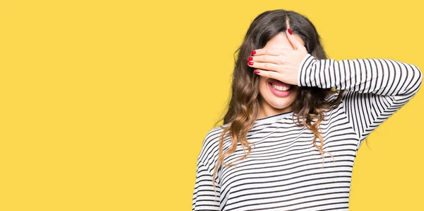 Jovem Mulher Bonita Vestindo Listras Camisola Sorrindo Rindo Com Mão — Fotografia de Stock