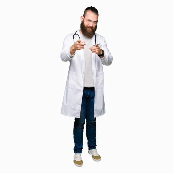 Giovane Uomo Medico Biondo Con Barba Indossa Cappotto Medico Puntando — Foto Stock