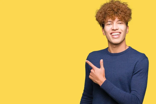 Jovem Homem Bonito Com Cabelo Afro Alegre Com Sorriso Rosto — Fotografia de Stock