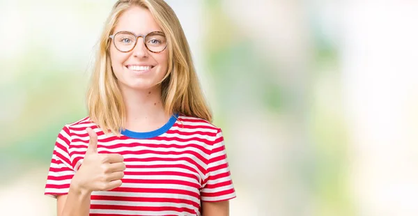 Hermosa Mujer Joven Con Gafas Sobre Fondo Aislado Haciendo Gesto —  Fotos de Stock