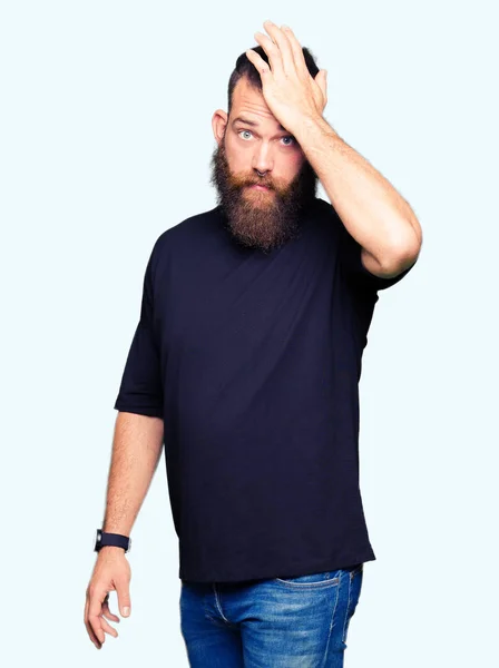 Mladý Plavovlasý Muž Který Nosí Neformální Tričko Rukou Hlavě Divil — Stock fotografie