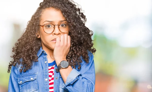 Giovane Bella Donna Con Capelli Ricci Indossa Occhiali Cercando Stressato — Foto Stock