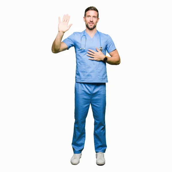 Όμορφος Γιατρός Άνθρωπος Φορώντας Ιατρική Στολή Πάνω Απομονώνονται Υπόκρουση Swearing — Φωτογραφία Αρχείου