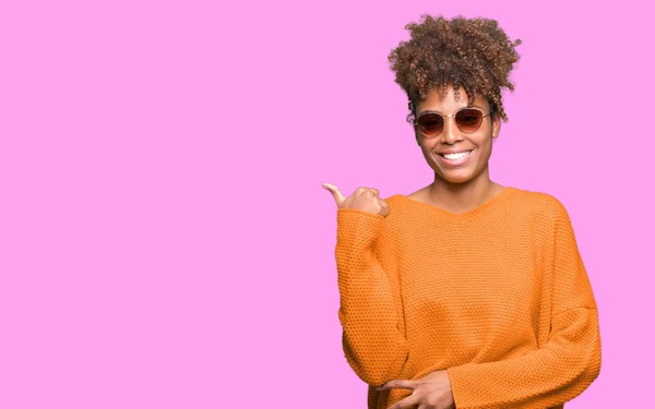Beautiful Young African American Woman Wearing Sunglasses Isolated Background Smiling — Stock Photo, Image