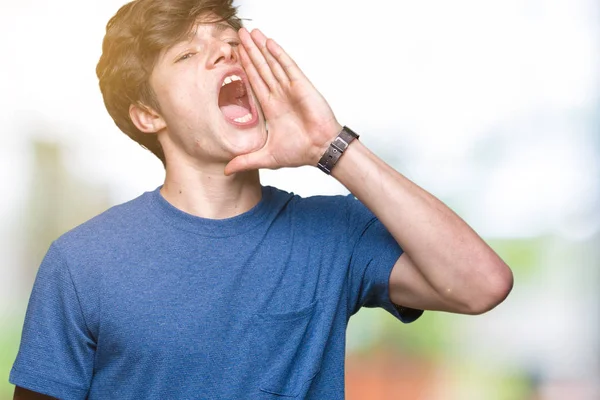 Joven Hombre Guapo Con Camiseta Azul Sobre Fondo Aislado Gritando — Foto de Stock