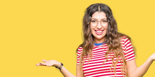 Joven Hermosa Mujer Con Gafas Sonriente Mostrando Ambas Manos Palmas — Foto de Stock