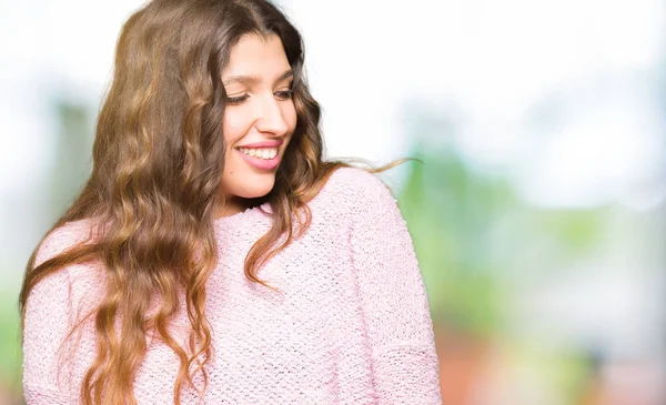 Giovane Bella Donna Che Indossa Maglione Rosa Guardando Altra Parte — Foto Stock