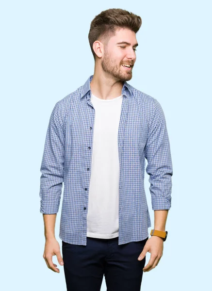 カジュアルなシャツを着た若いハンサムなブロンドの男は 笑顔で横を向き 自然な表情 自信を持って笑う — ストック写真