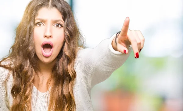 Junge Schöne Frau Weißem Pullover Zeigt Mit Dem Finger Überrascht — Stockfoto