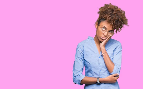 Gyönyörű Fiatal Afro Amerikai Üzletasszony Elszigetelt Háttér Gondolkodás Látszó Fáradt — Stock Fotó