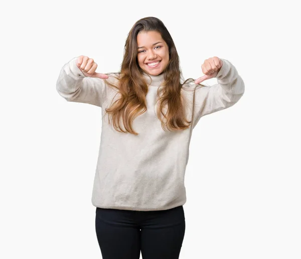 若いの美しいブルネットの女性の顔に笑顔と自信を持って 誇りと幸せな指で自分を指している孤立した背景にタートルネックのセーターを着て — ストック写真