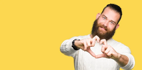 Joven Hombre Hipster Con Suéter Invierno Sonriendo Amor Mostrando Símbolo —  Fotos de Stock