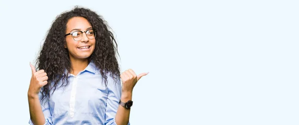 Junge Schöne Business Girl Mit Lockigem Haar Trägt Eine Brille — Stockfoto