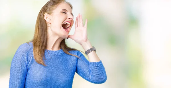 Schöne Reife Frau Mittleren Alters Winterpullover Über Isoliertem Hintergrund Schreit — Stockfoto