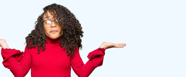 Mulher Bonita Nova Com Cabelo Encaracolado Vestindo Óculos Expressão Indolor — Fotografia de Stock