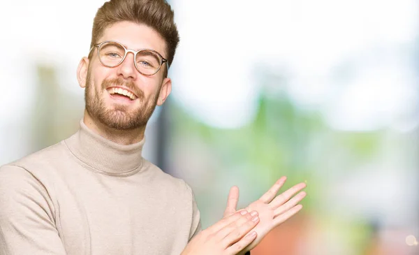 Νέοι Επαγγελματίες Όμορφος Άνθρωπος Φορώντας Γυαλιά Clapping Και Χειροκροτούν Ευτυχισμένη — Φωτογραφία Αρχείου