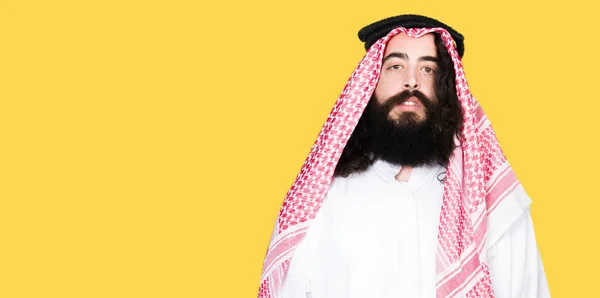 Arabian Biznesmena Długich Włosów Noszenia Tradycyjnych Kefija Szalik Obniżone Poważną — Zdjęcie stockowe