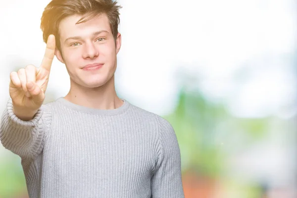 Joven Hombre Guapo Con Suéter Invierno Sobre Fondo Aislado Mostrando —  Fotos de Stock