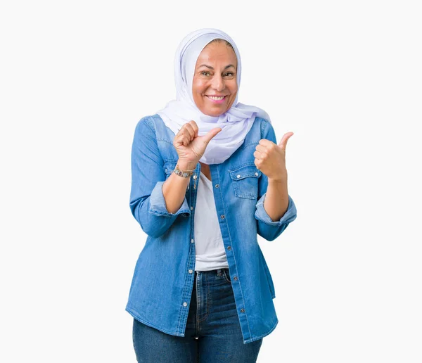 Araberin Mittleren Alters Trägt Arabischen Hijab Über Isoliertem Hintergrund Und — Stockfoto