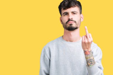 İzole arka plan gösteren orta parmak, kaba ve kaba siktir git ifade üzerinde sweatshirt giyen genç yakışıklı adam