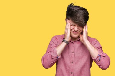 Genç yakışıklı iş adamı çünkü umutsuz ve stresli baş ağrısı acı izole arka plan üzerinde ağrı ve migren. Ellerini kafasına.