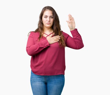 Artı boyutu genç kadın izole arka plan güzel göğüs ve bir sadakat sözü yemin yapma avuç, el ile küfür